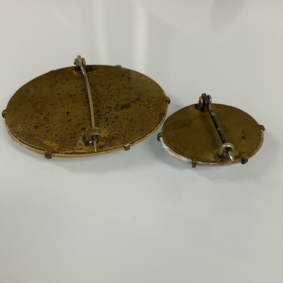 Lot of 2 Vintage Hand-Painted Brass over Porcelain Blue Forget Me Knots Brooches - Picture 3 of 5